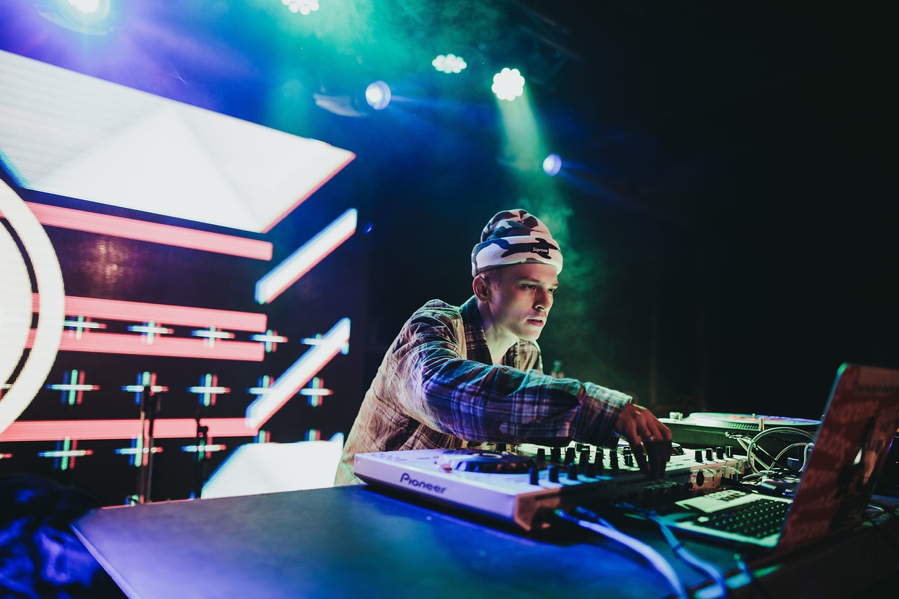 最新DJ舞曲热潮，超劲爆节奏掀起音乐狂潮